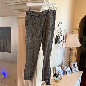 Bella Dahl Olive Leopard Print Joggers